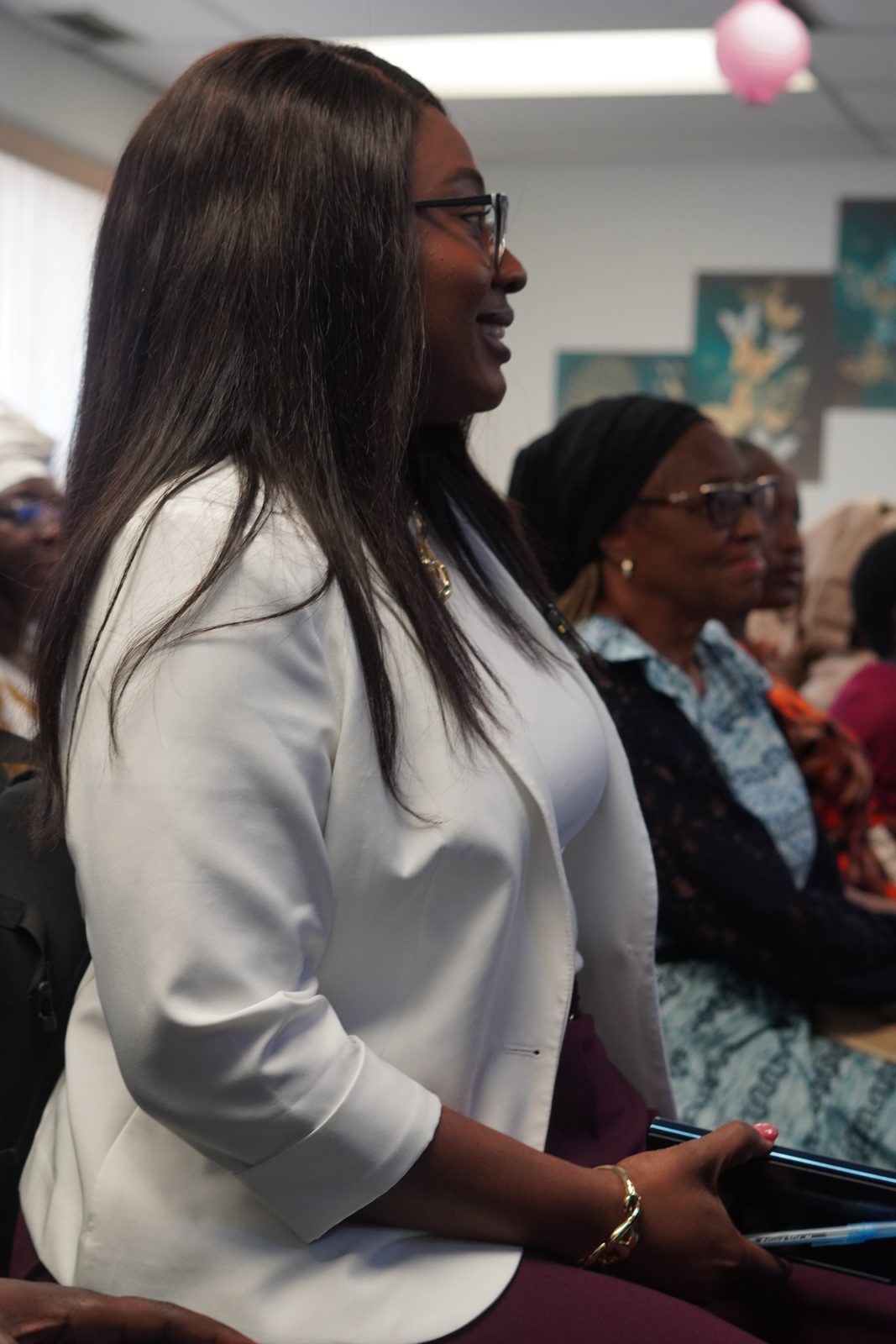 Bhee in a white blazer with her audience